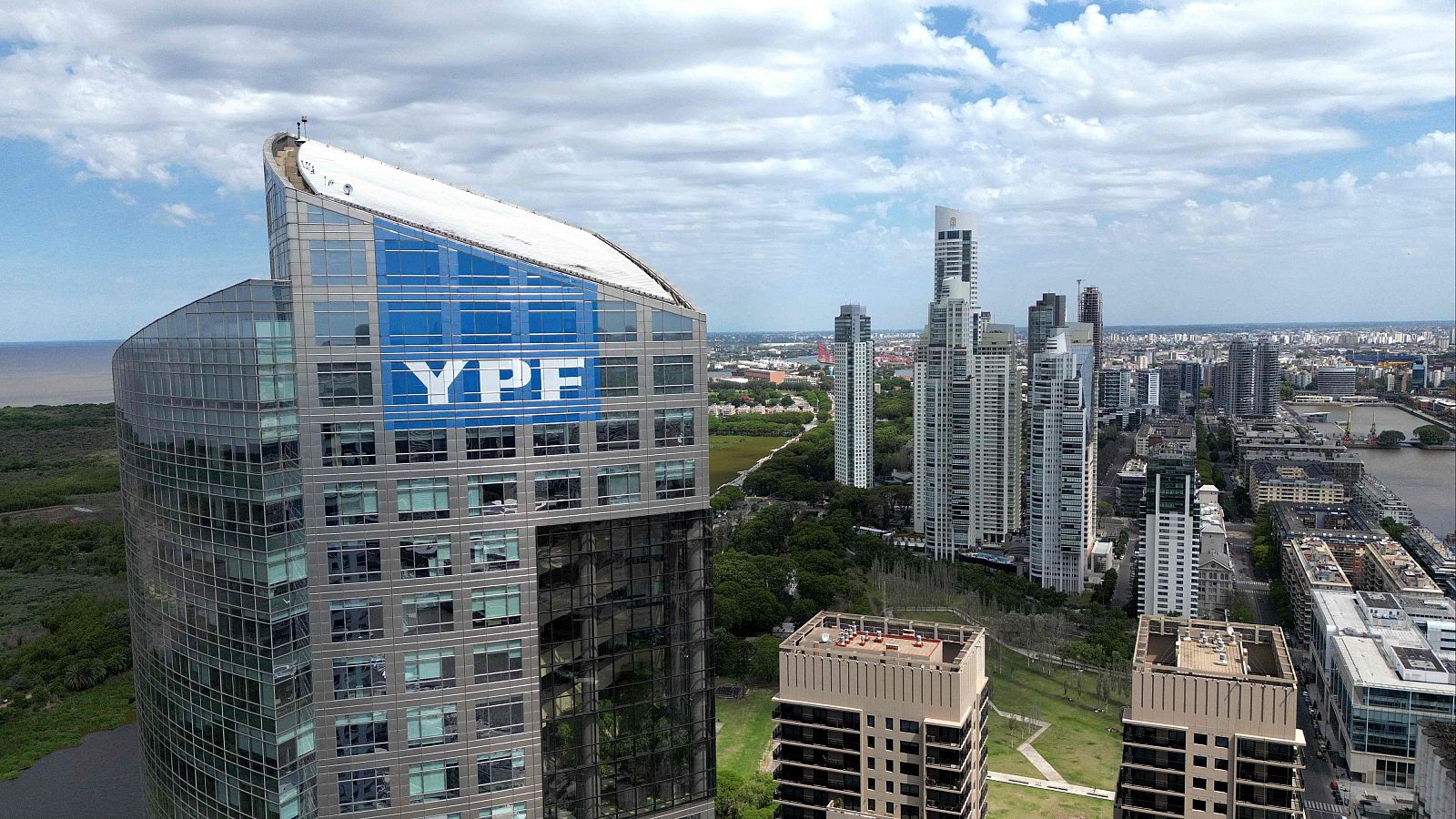Vista de la sede de la petrolera argentina YPF en Buenos Aires en una imagen de archivo