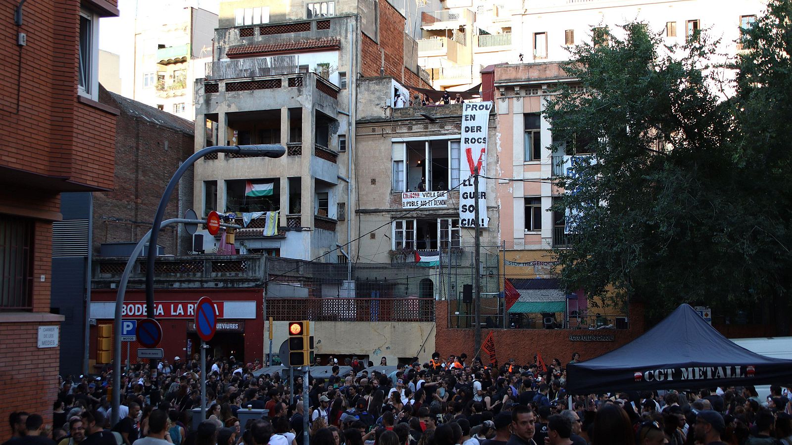 Finques ocupades a l'avinguda Vallcarca amb persones donant suport al carrer