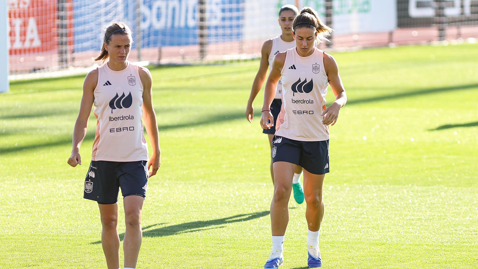Irene Paredes, en un entrenamiento de España previo al debut en la Eurocopa femenina 2025