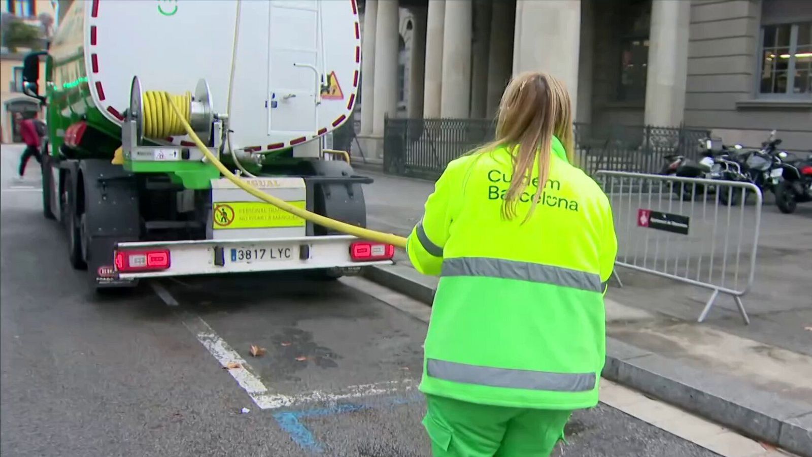 Una treballadora municipal netejant el carrer