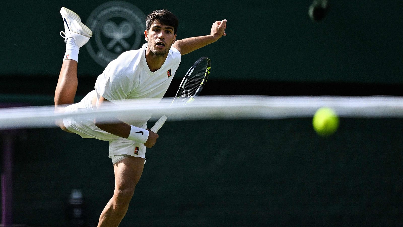 Carlos Alcaraz despacha por la vía rápida al británico Tarvet y accede a la tercera ronda de Wimbledon