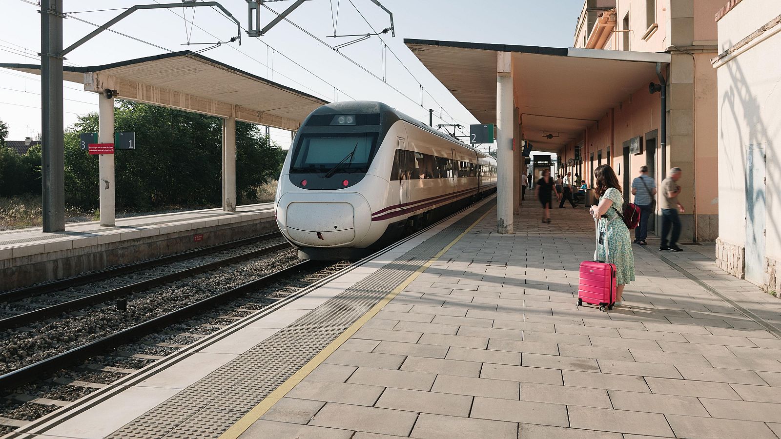 Un incendio en Lleida interrumpe la circulación de la línea de alta velocidad entre Barcelona y Madrid