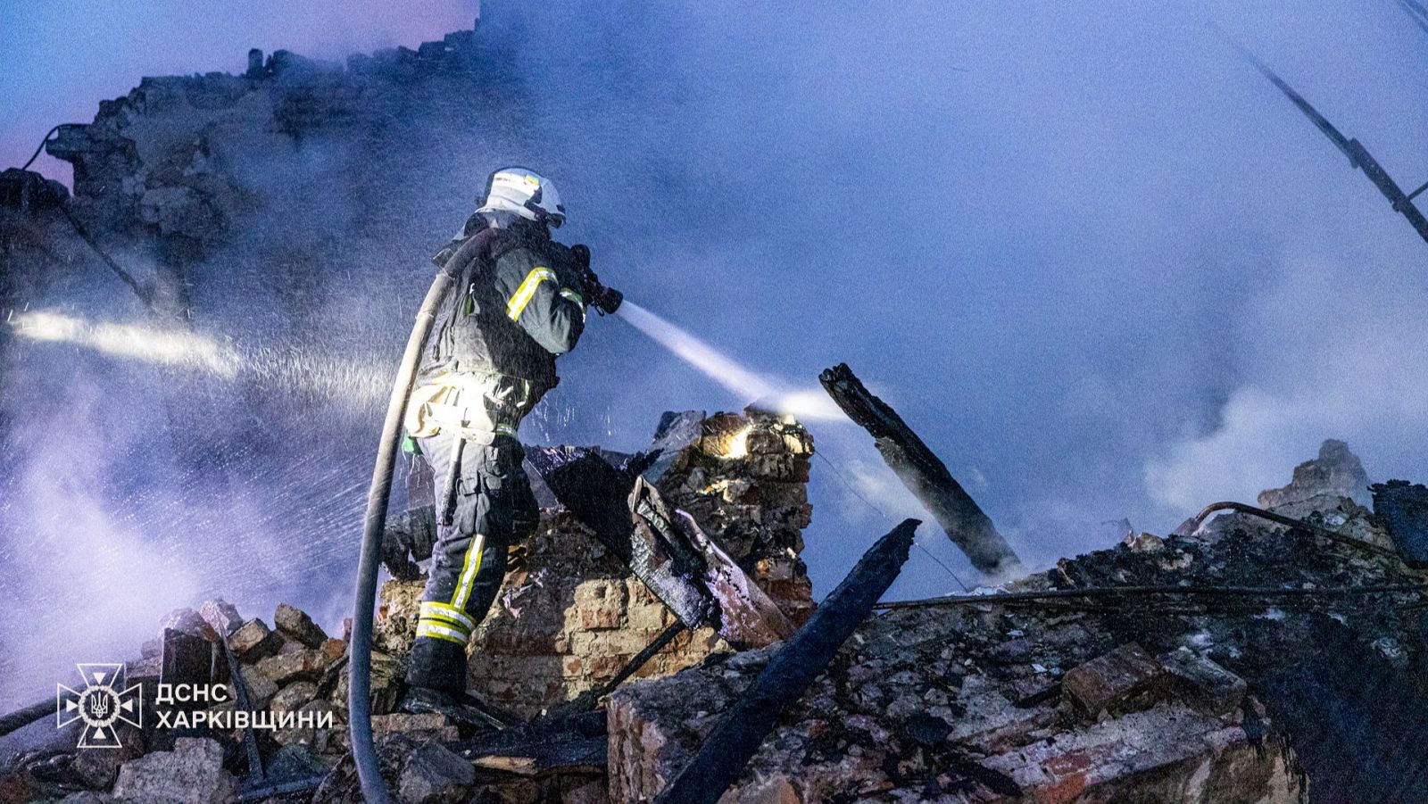 Un bombero ucraniano trabaja en el lugar de un edificio dañado por un ataque con drones rusos
