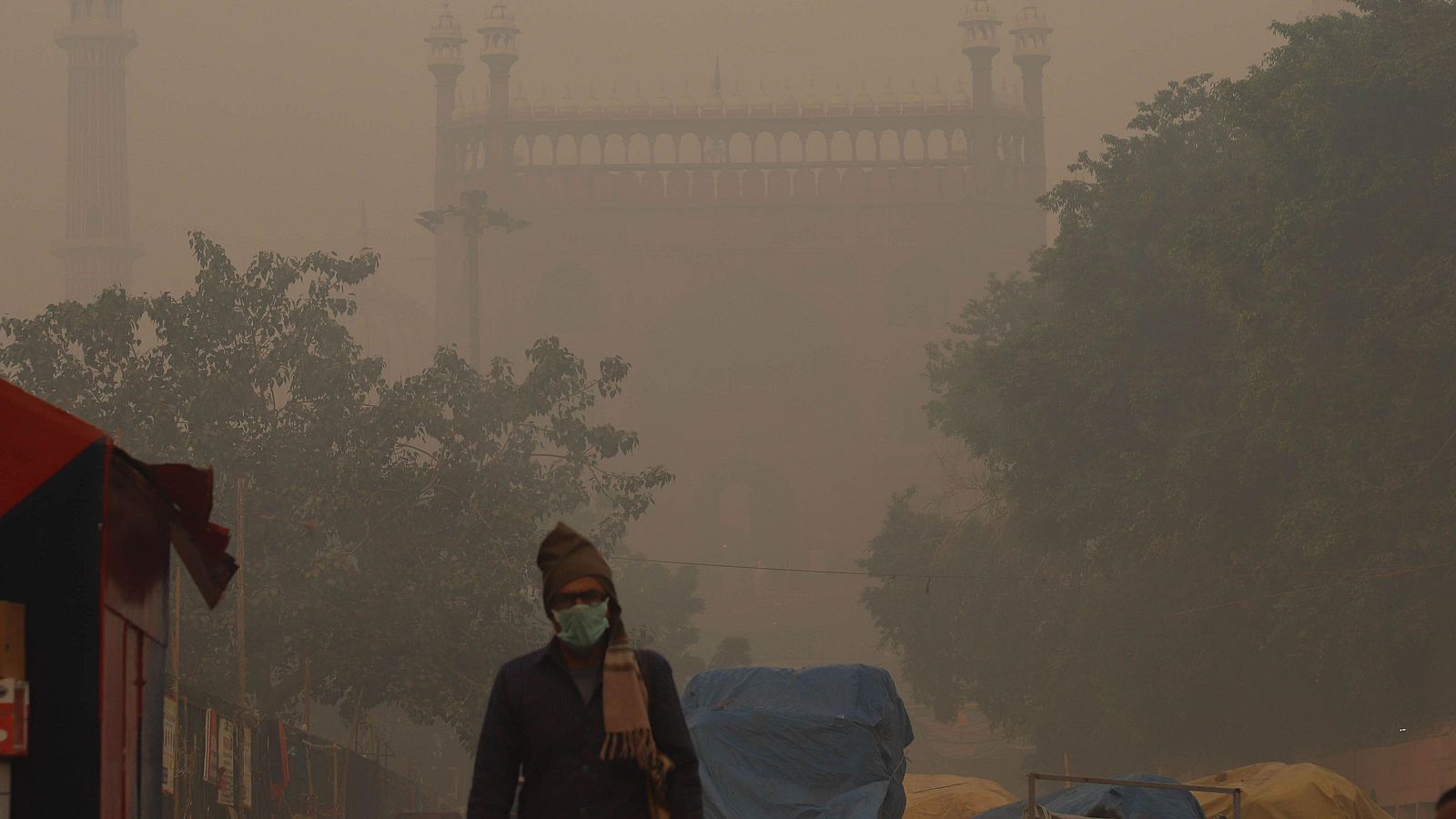 Un hombre lleva mascarilla en un día con smog en Nueva Delhi, India,