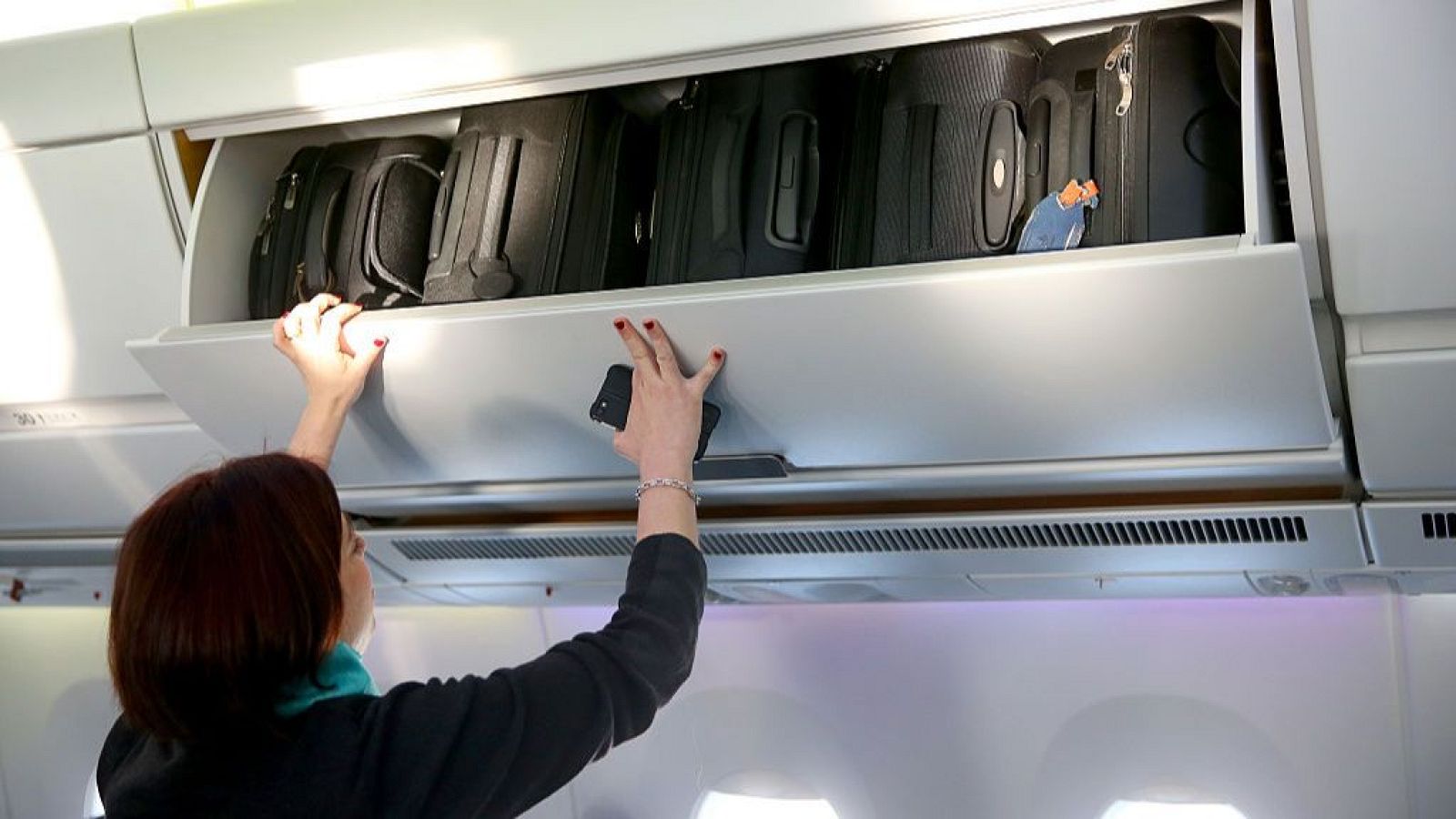 Consumo abre un expediente sancionador a una sexta aerolínea de bajo coste por cobrar el equipaje de mano