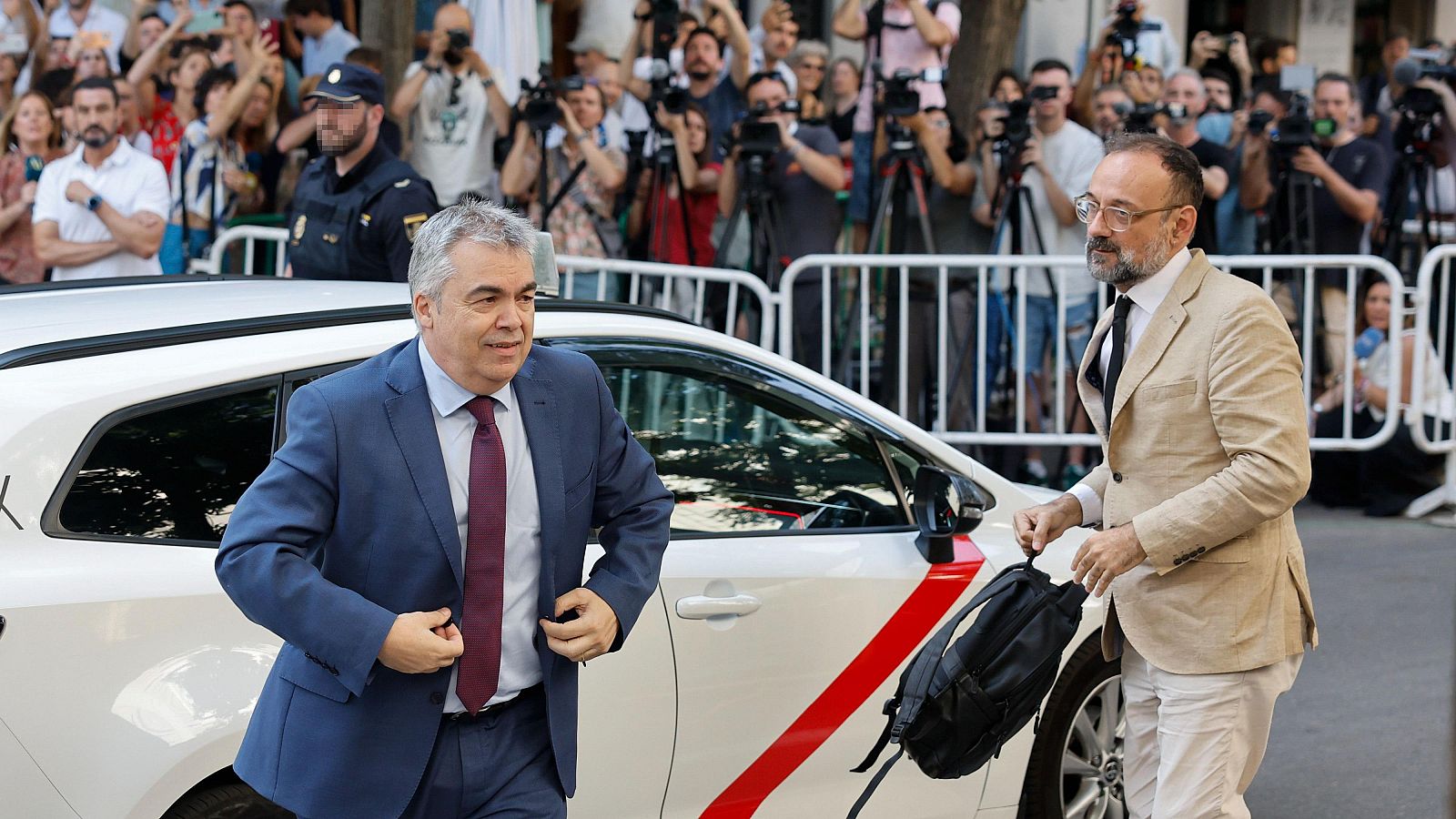El ex secretario de organización del PSOE Santos Cerdán a su llegada antes de comparecer este lunes por primera vez como investigado ante el juez del Tribunal Supremo