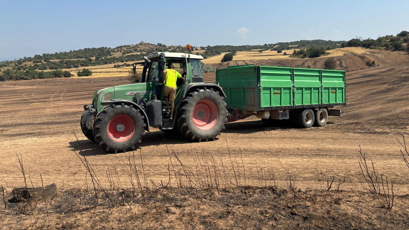 Agricultors de la zona de l'incendi a Torrefeta com en Ramon han reprès les tasques de collita del que no es va cremar