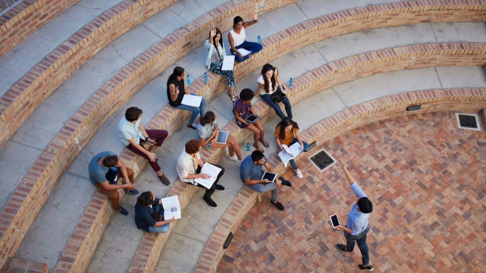 Alumnos y alumnas en clase en un campus universitario.