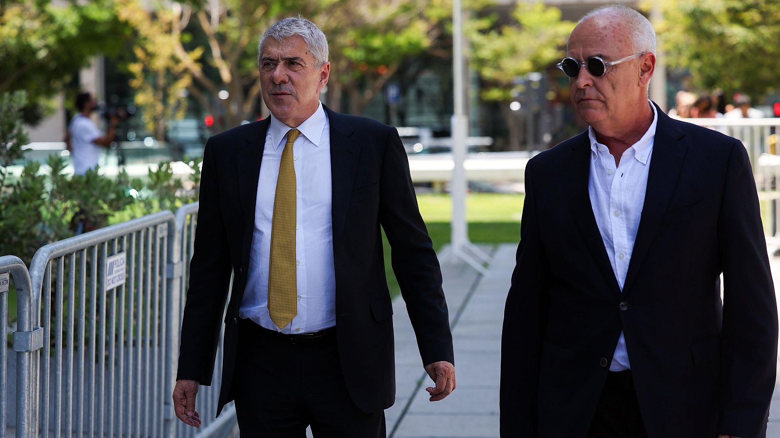 El ex primer ministro portugués José Sócrates (izq.), acompañado por su abogado, Pedro Delille (der.), a su llegada tras un descanso al Tribunal Penal Central de Lisboa