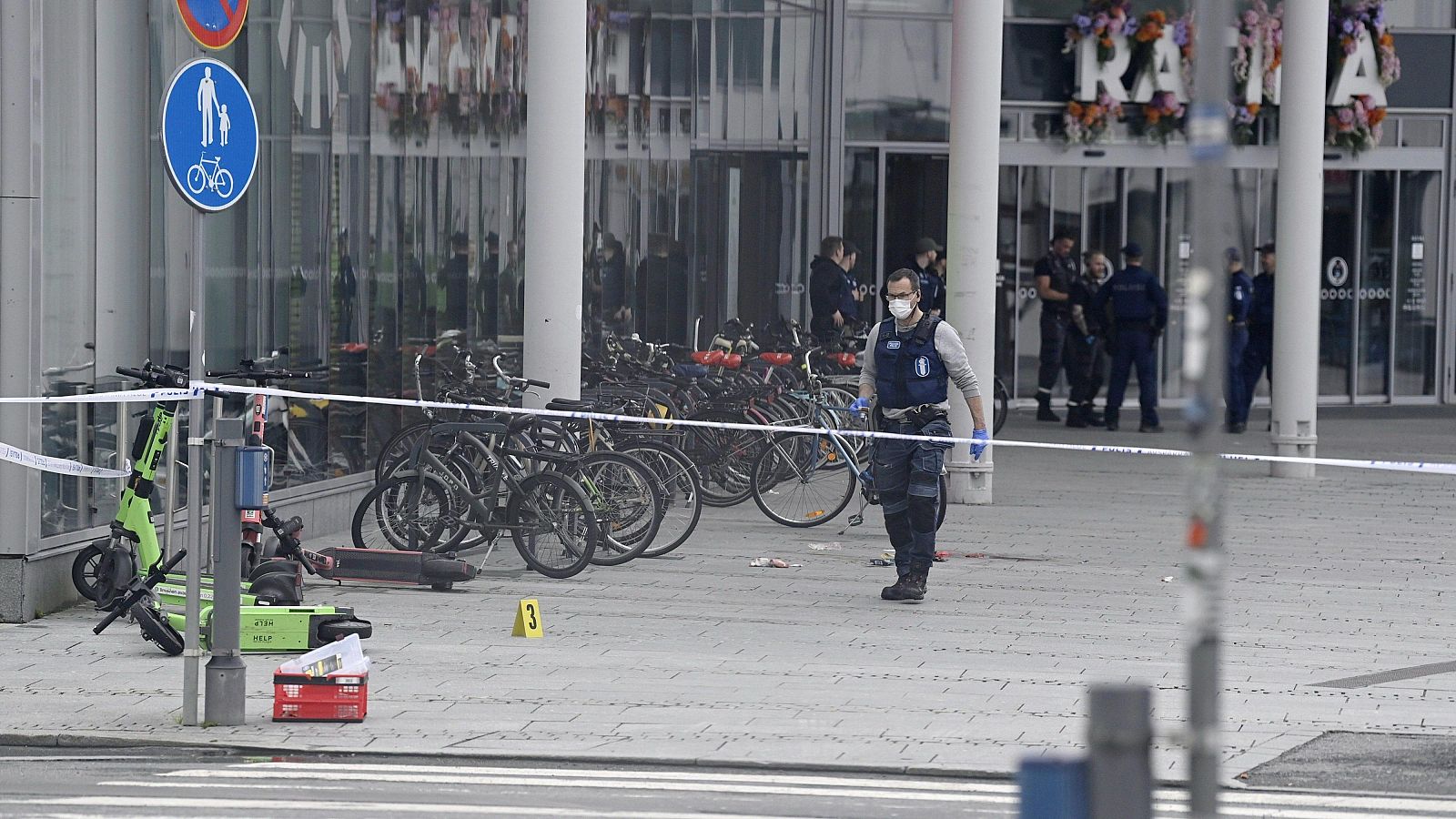 La policía frente al centro comercial Ratina en Tampere tras el apuñalamiento de varias personas
