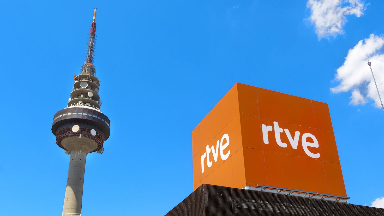 Pirulí y cubo de RTVE sobre uno de los edificios de la sede de Torrespaña