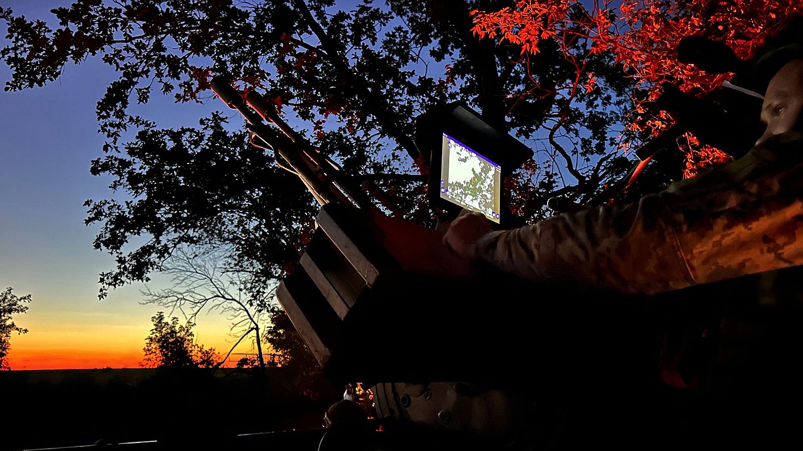 Un soldado ucfraniano de la 127.ª Brigada Separada observa el cielo durante un turno nocturno