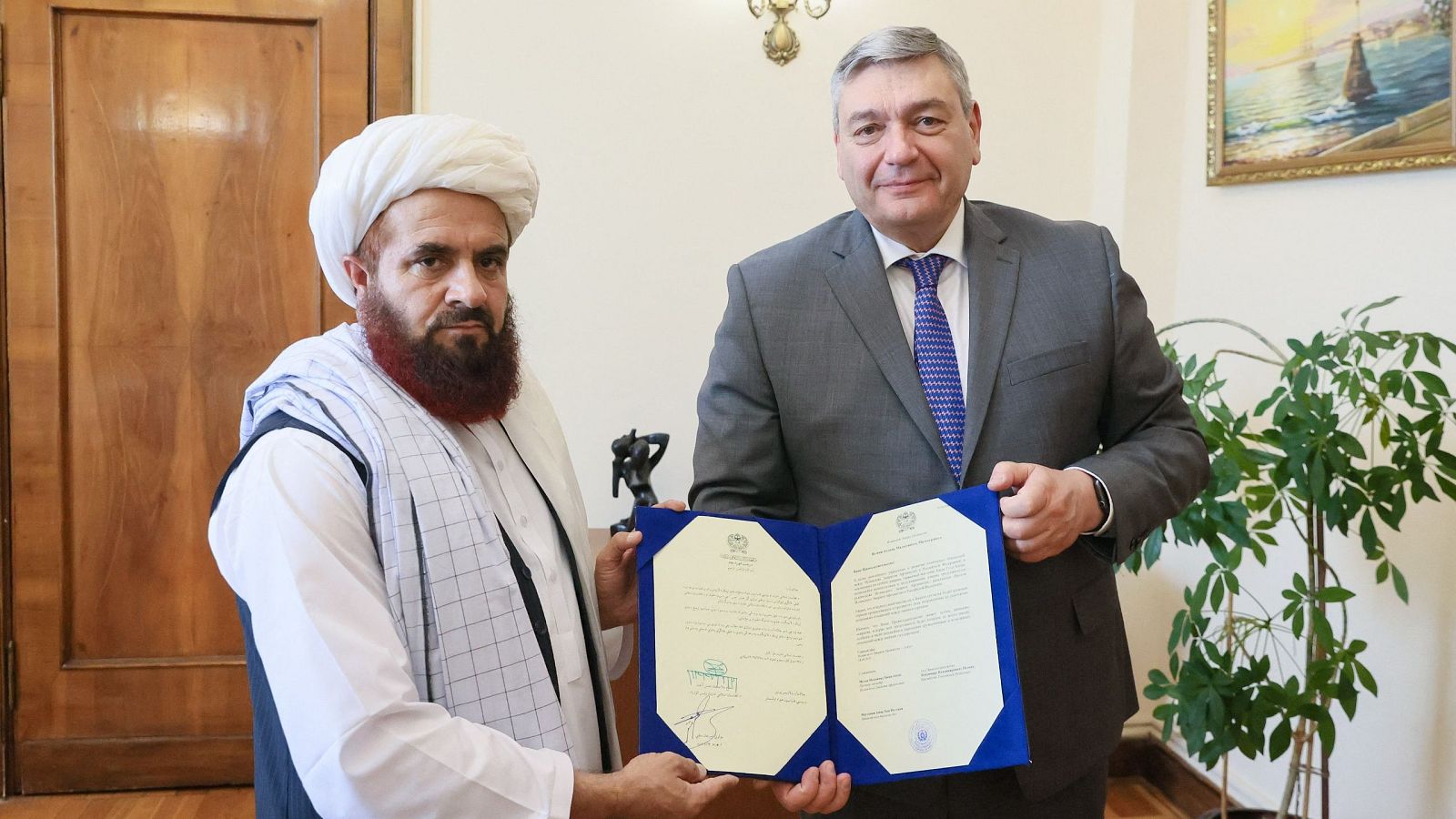 El recién nombrado enviado talibán a Moscú entrega copias de sus cartas credenciales al viceministro de Asuntos Exteriores