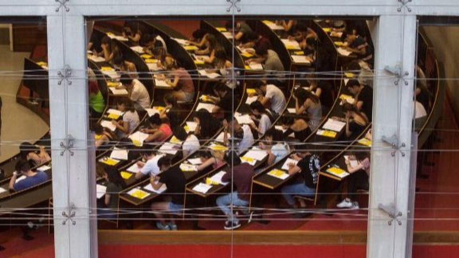 Un grupo de estudiantes durante los exámenes de Selectividad en Barcelona.