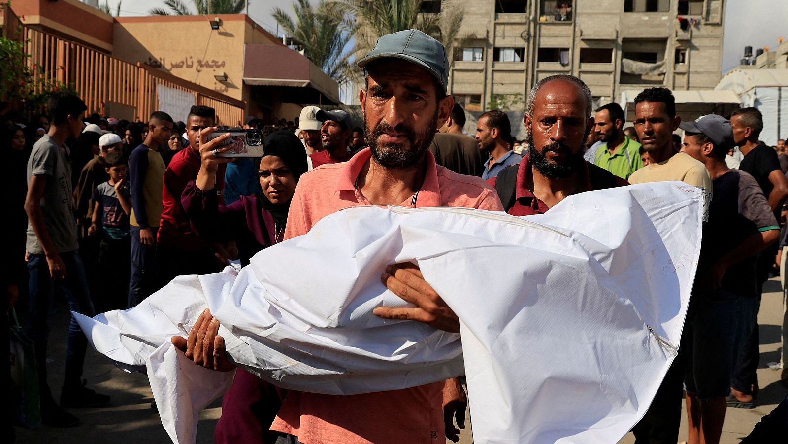 Israel mata a 15 palestinos, entre ellos dos niños, en un bombardeo contra Al Mawasi