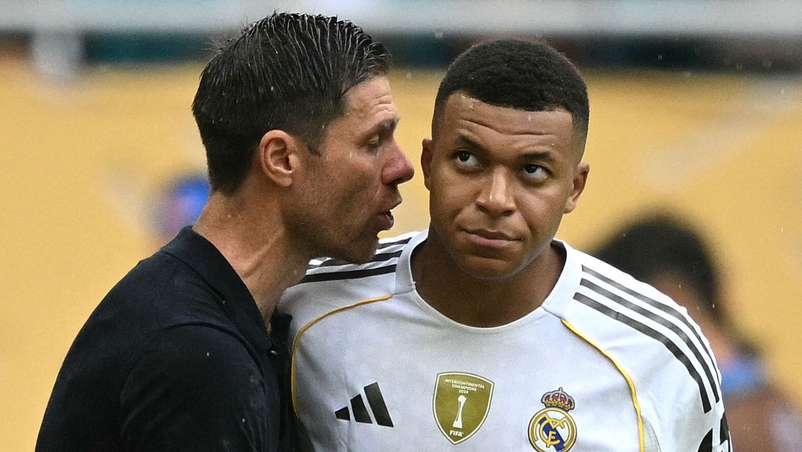 Xabi Alonso dando instrucciones a Mbappé antes de salir al campo.