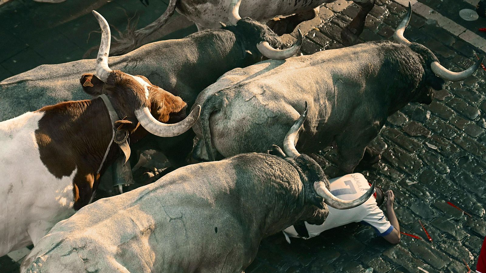 San Fermín 2025: caídas, montones y pisotones en el sexto encierro