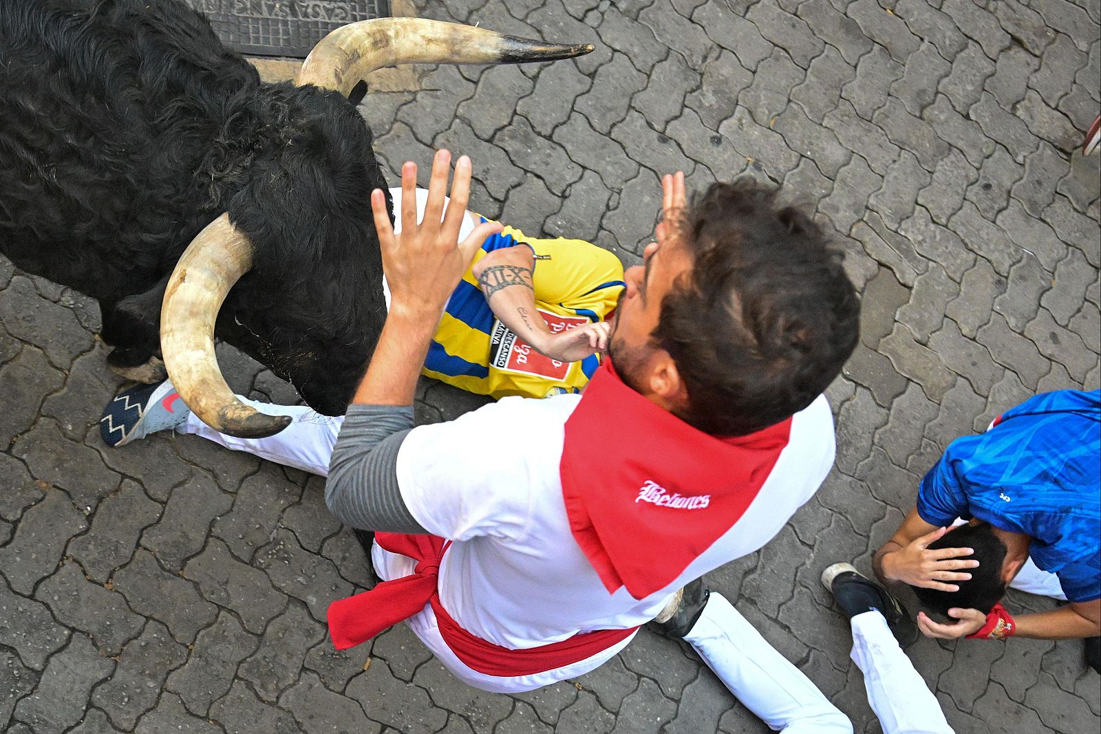 San Fermín 2025: uno de los toros pasa a milímetros de uno de los corredores del séptimo encierro