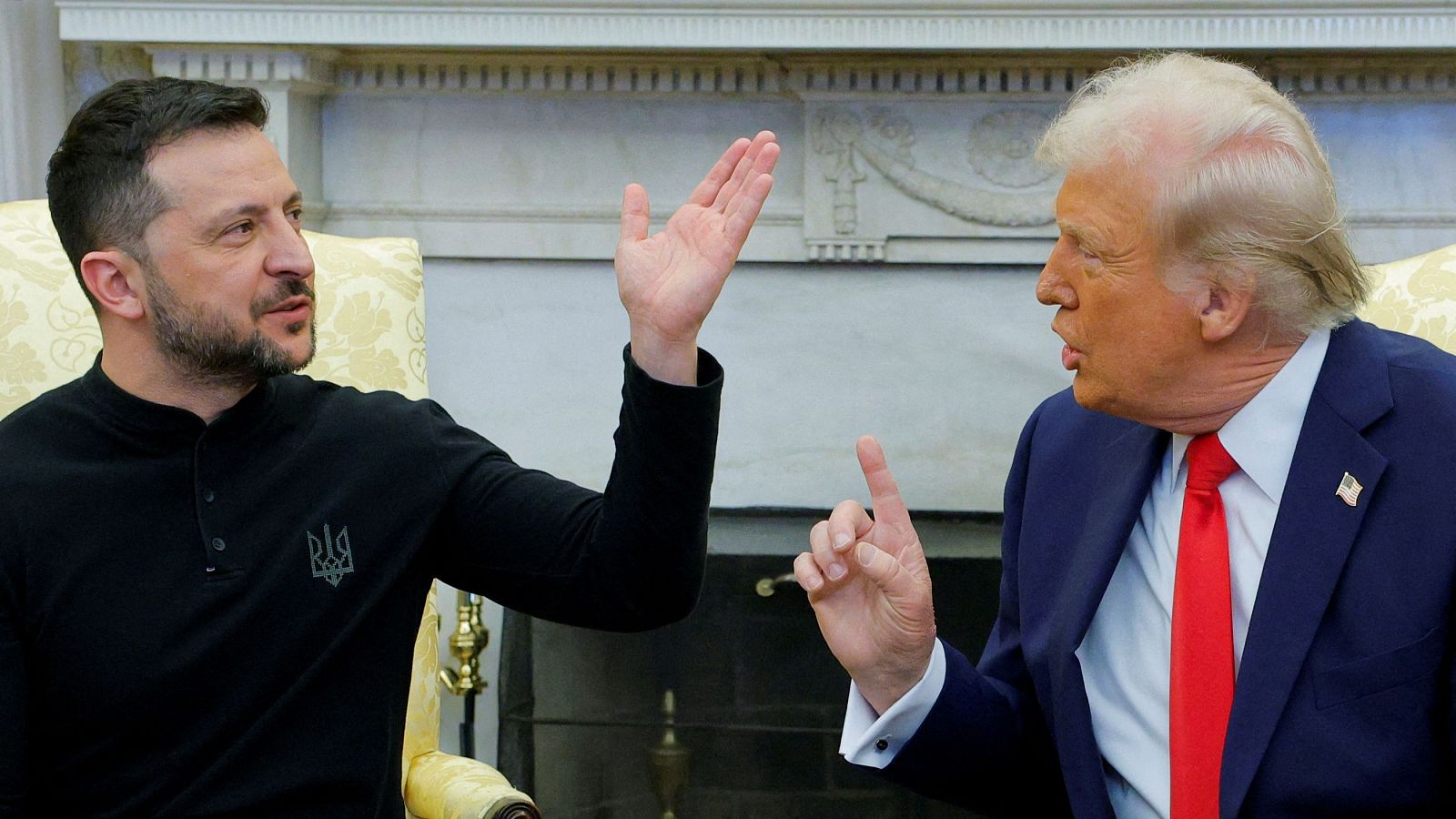 Reunión entre Zelensky y Trump.  Zelensky, camisa negra con tridente ucraniano, gesticula. Trump, traje azul marino y corbata roja, señala con el dedo.