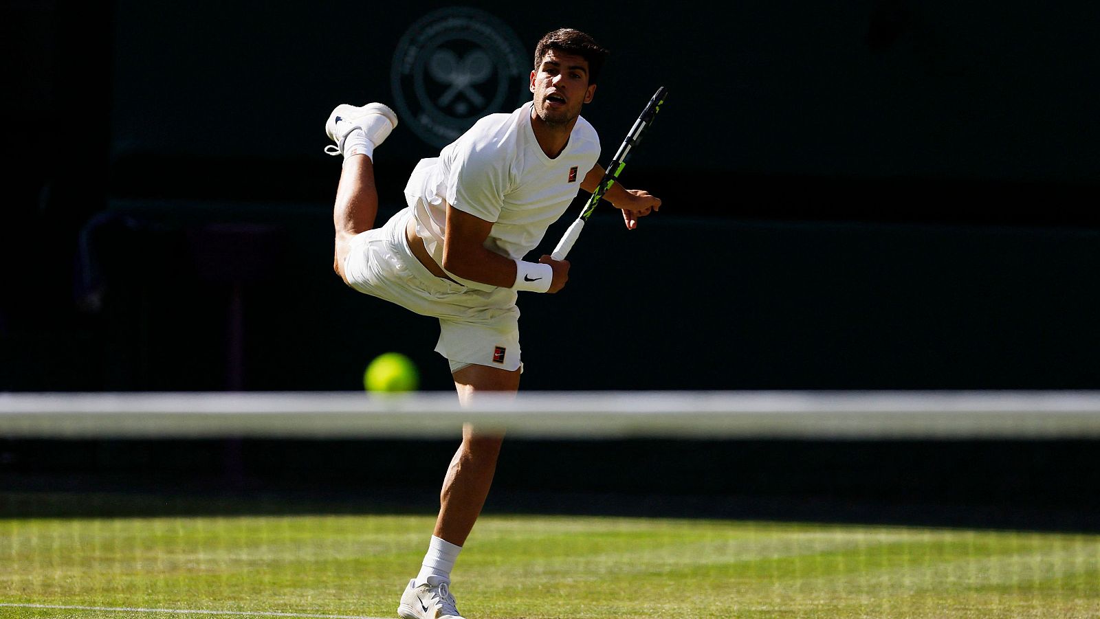 Carlos Alcaraz, tras ejecutar un saque en la pista central de Wimbledon