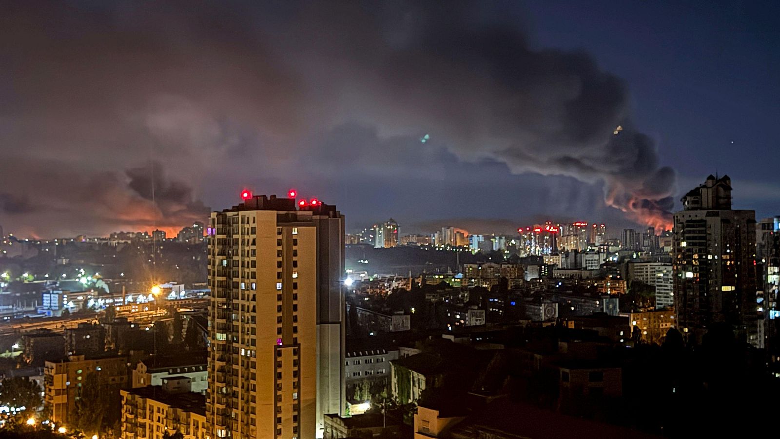El humo se eleva tras un ataque nocturno ruso en Kiev