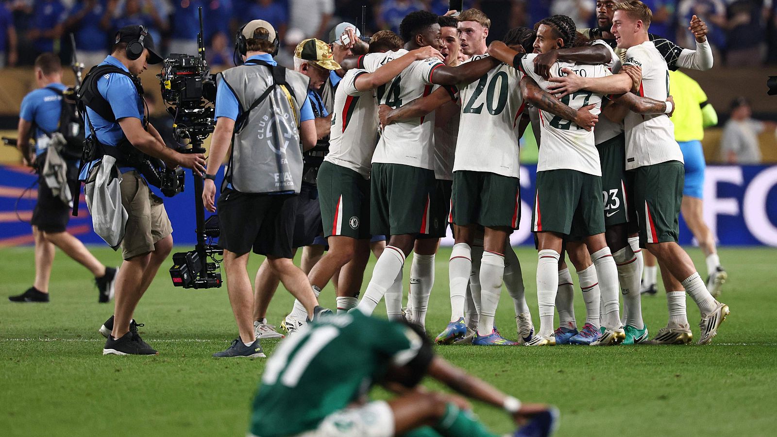 Los jugadores del Chelsea celebran su victoria ante Palmeiras en cuartos de final del Mundial de Clubes de la FIFA.