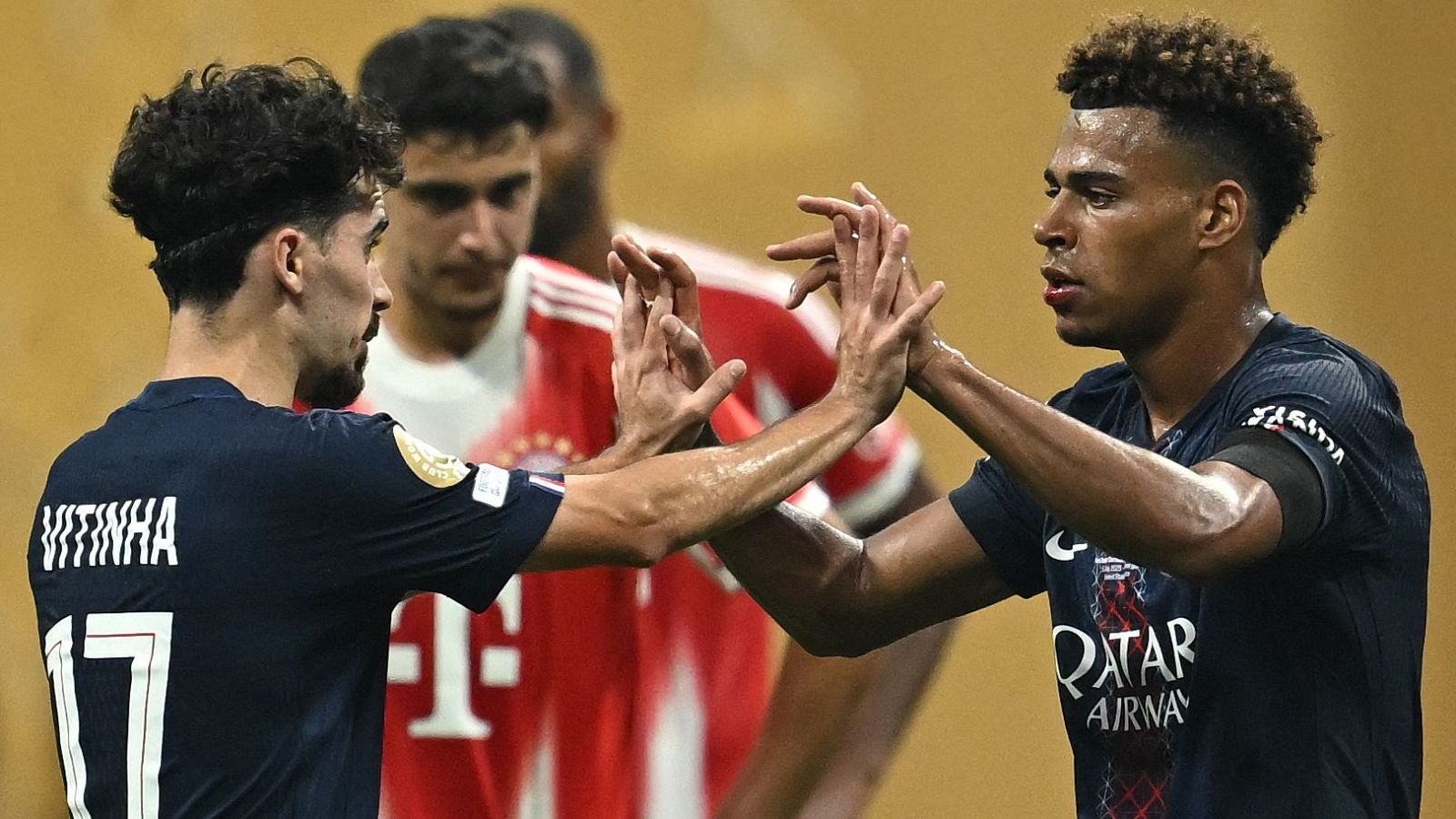 Doue celebra su gol al Bayern con Vitinha.