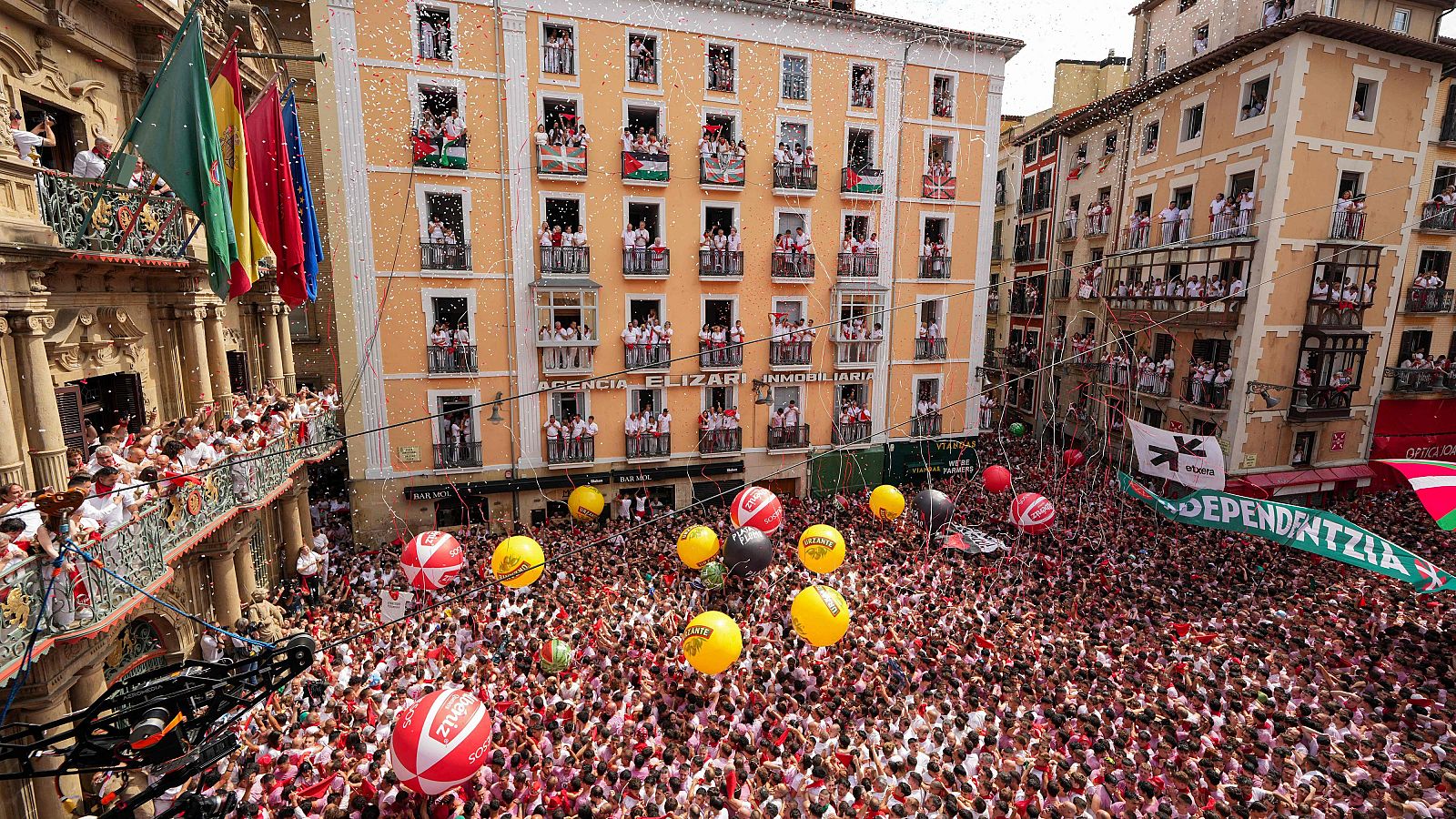 Los participantes ondean sus pañuelos rojos durante el "Chupinazo" que marca el inicio oficial de las Fiestas de San Fermín