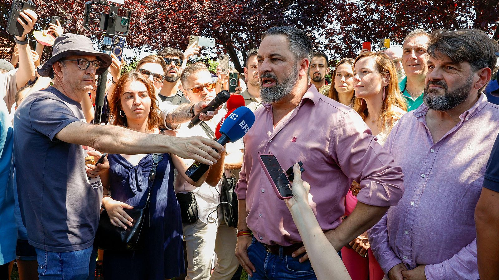 Abascal denuncia la política de "puertas abiertas" de PSOE y PP a la inmigración ilegal