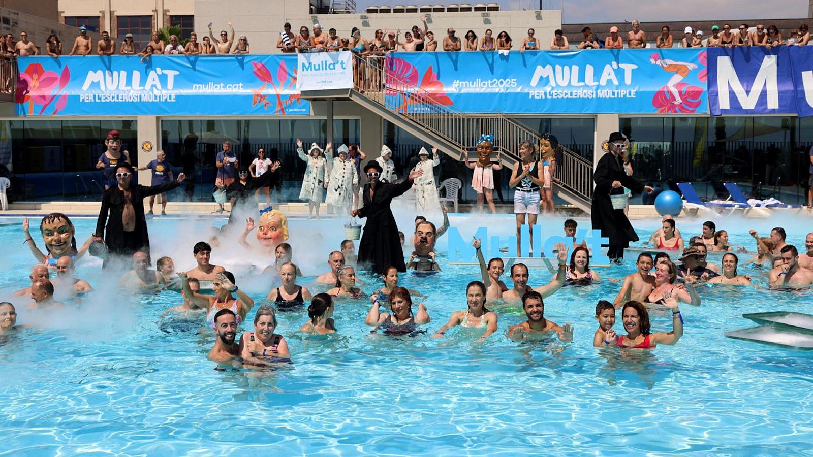 Espectacle aquàtic de comediants en la jornada solidària per l'esclerosi multiple al Club Natació Atlètic-Barceloneta