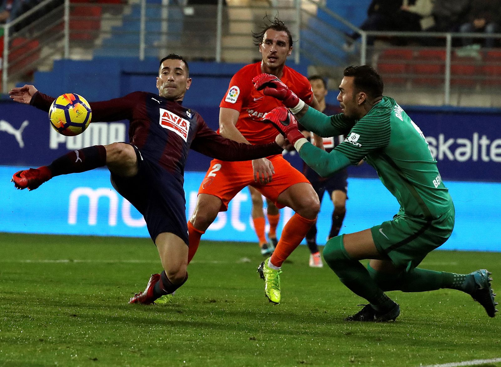 Roberto intenta detener un lanzamiento de Charles.