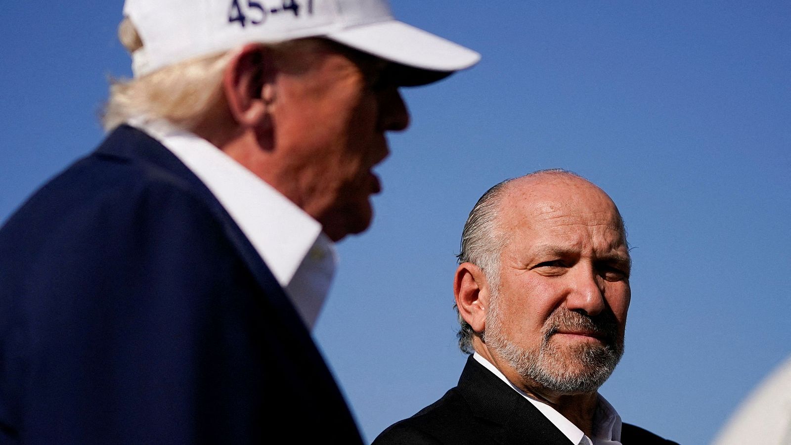 El presidente de Estados Unidos, Donald Trump, se encuentra junto al secretario de Comercio, Howard Lutnick, mientras habla con miembros de los medios tras su llegada al aeropuerto de Morristown, en Morristown, Nueva Jersey, EE. UU.,