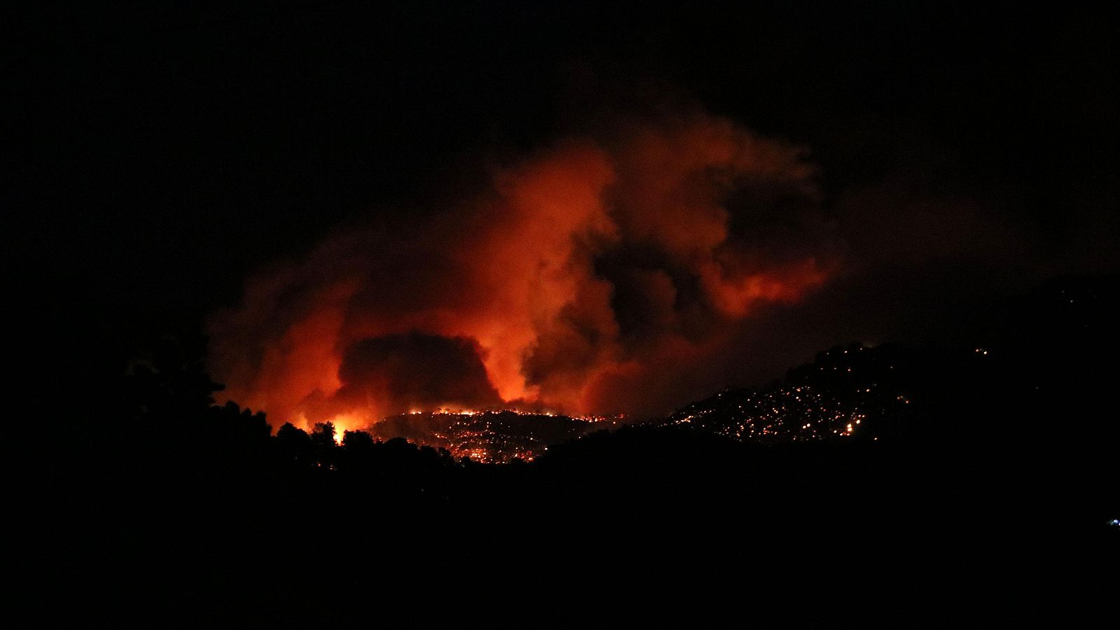 Flames i fum a la serra de Paüls | ACN