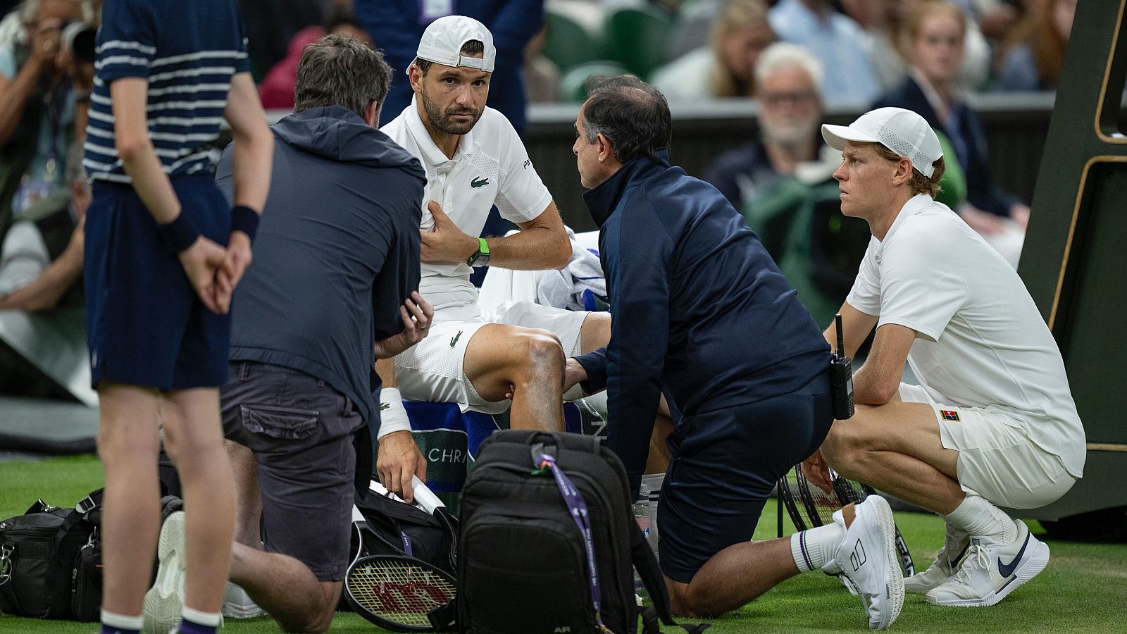 Dimitrov se retira de Wimbledon por un dolor en el pecho; Djokovic, a cuartos