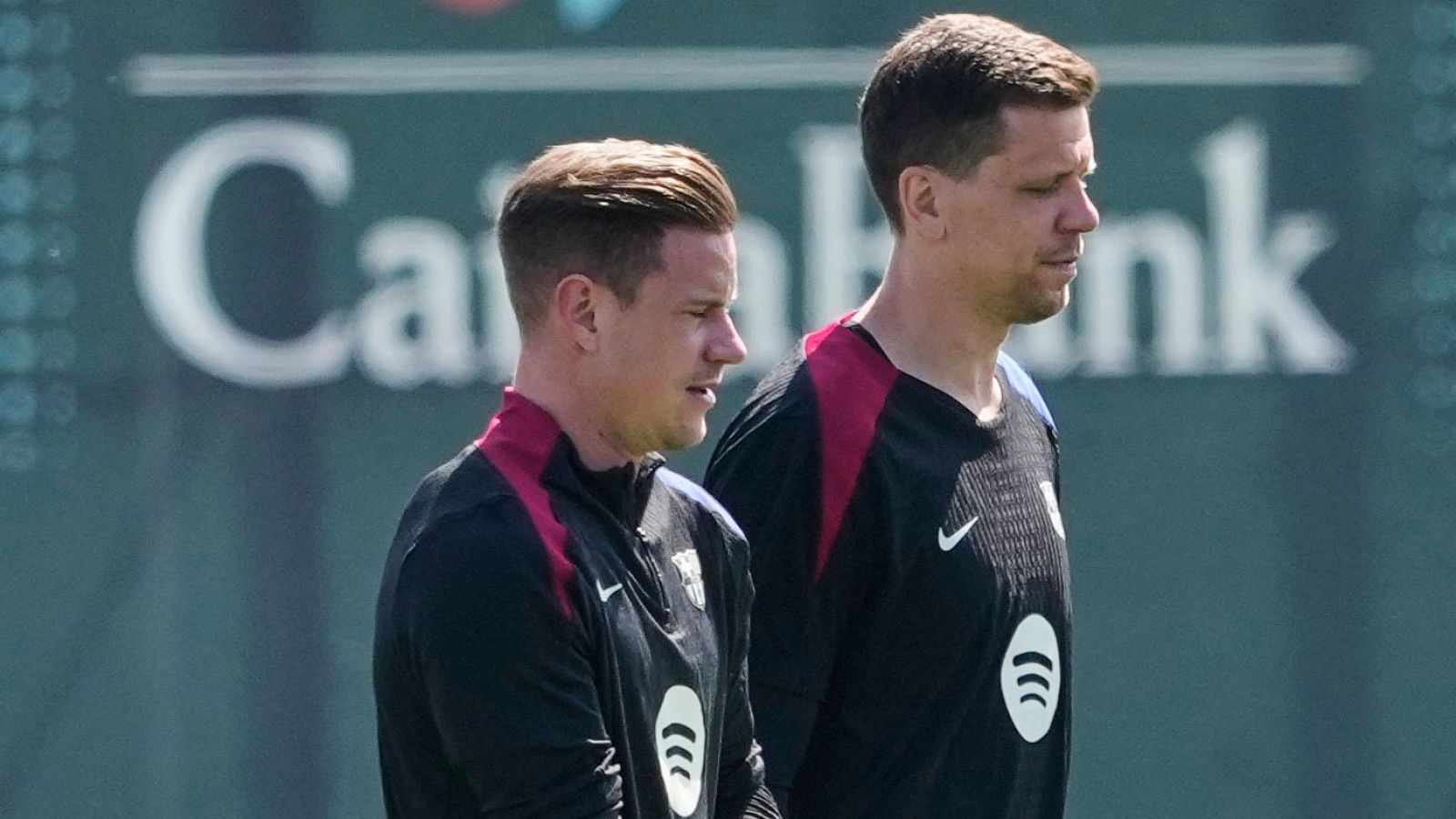 Los porteros del FC Barcelona Marc-André Ter Stegen (i) y Wojciech Szczesny, en un entrenamiento del equipo la última temporada