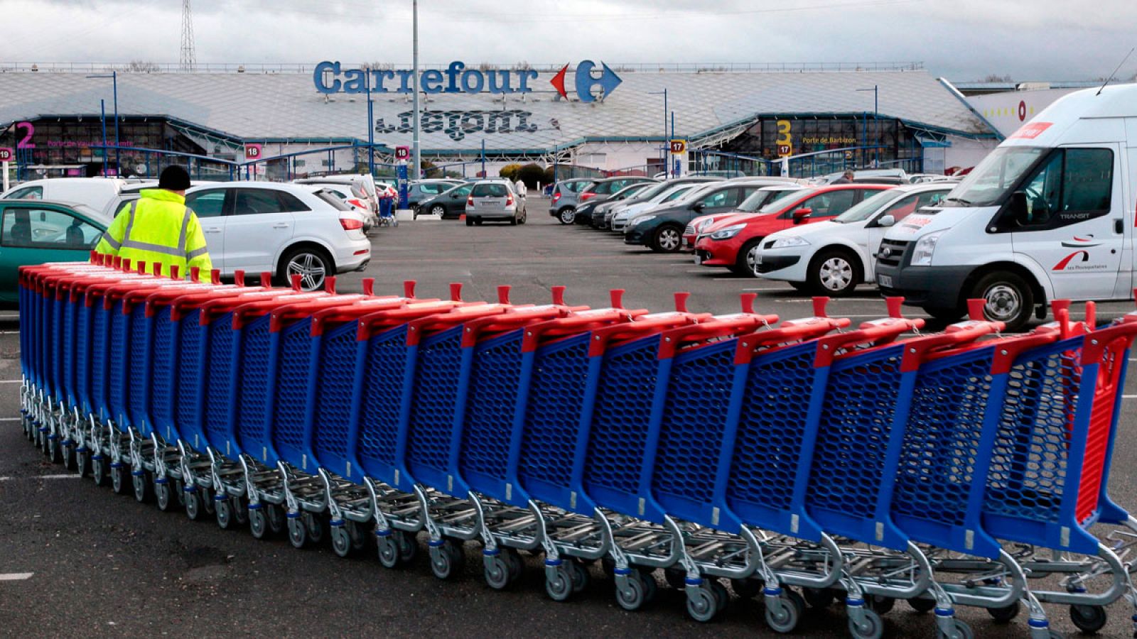 Exterior de un hipermercado Carrefour en las afueras de París