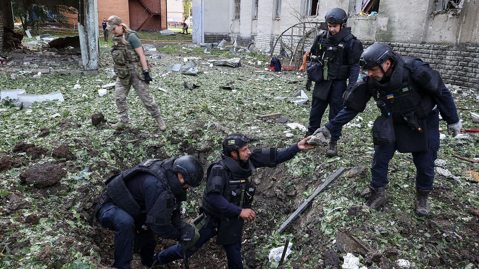 Expertos ucranianos trabajan en el lugar del ataque con drones a un edificio residencial