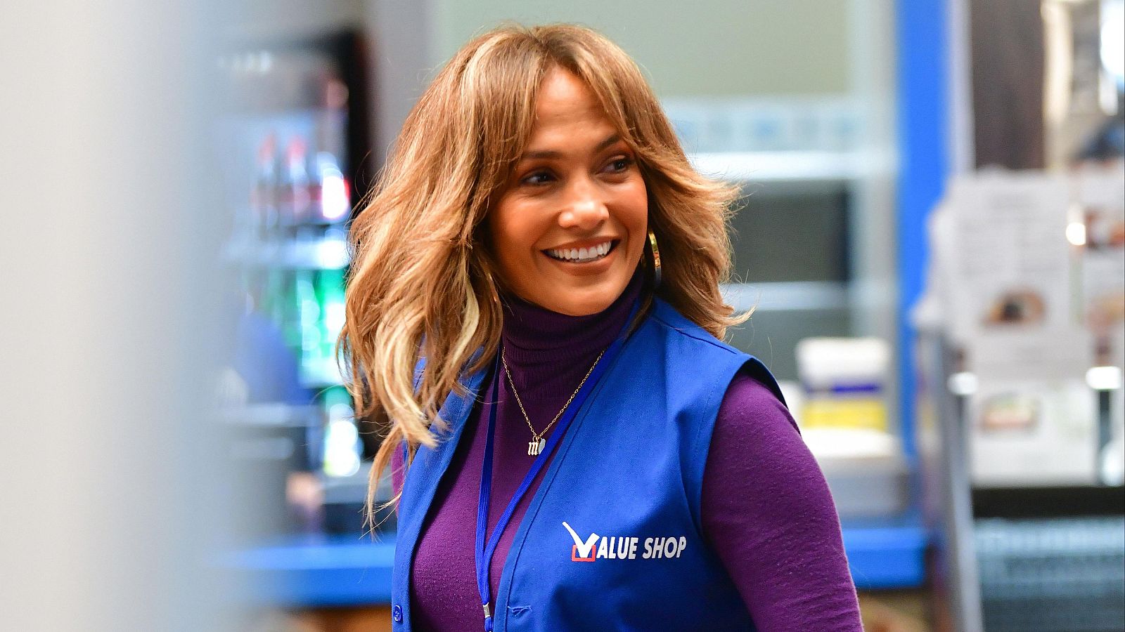 Jennifer López miente en su CV para cambiar su vida en 'Jefa por accidente': todo sobre la película