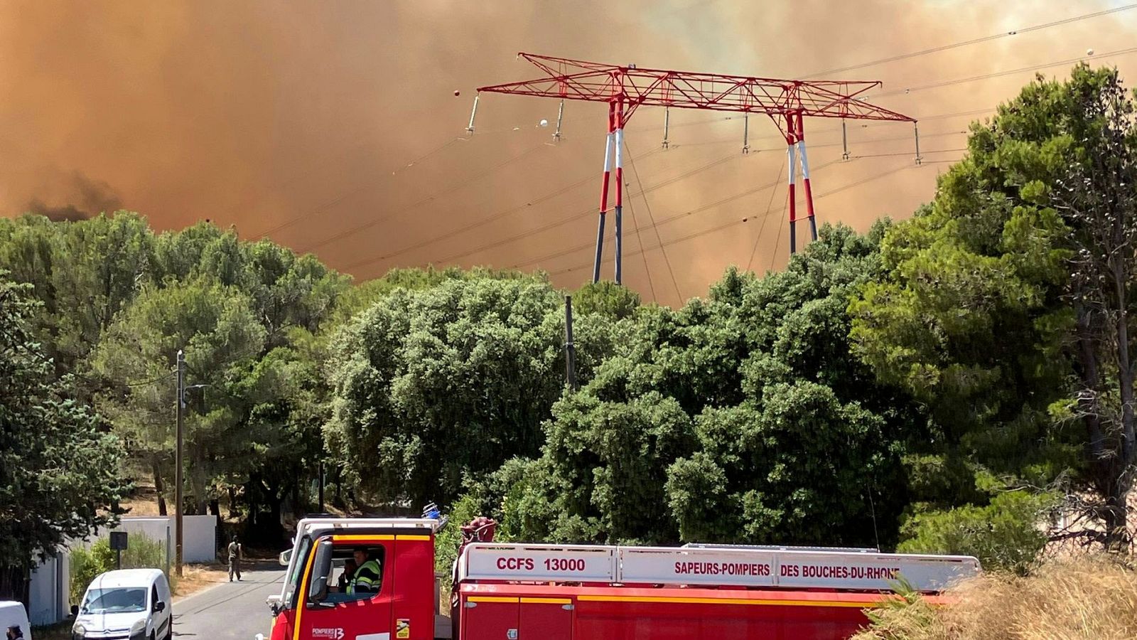 Vista del humo elevándose durante el incendio forestal cerca de Marsella
