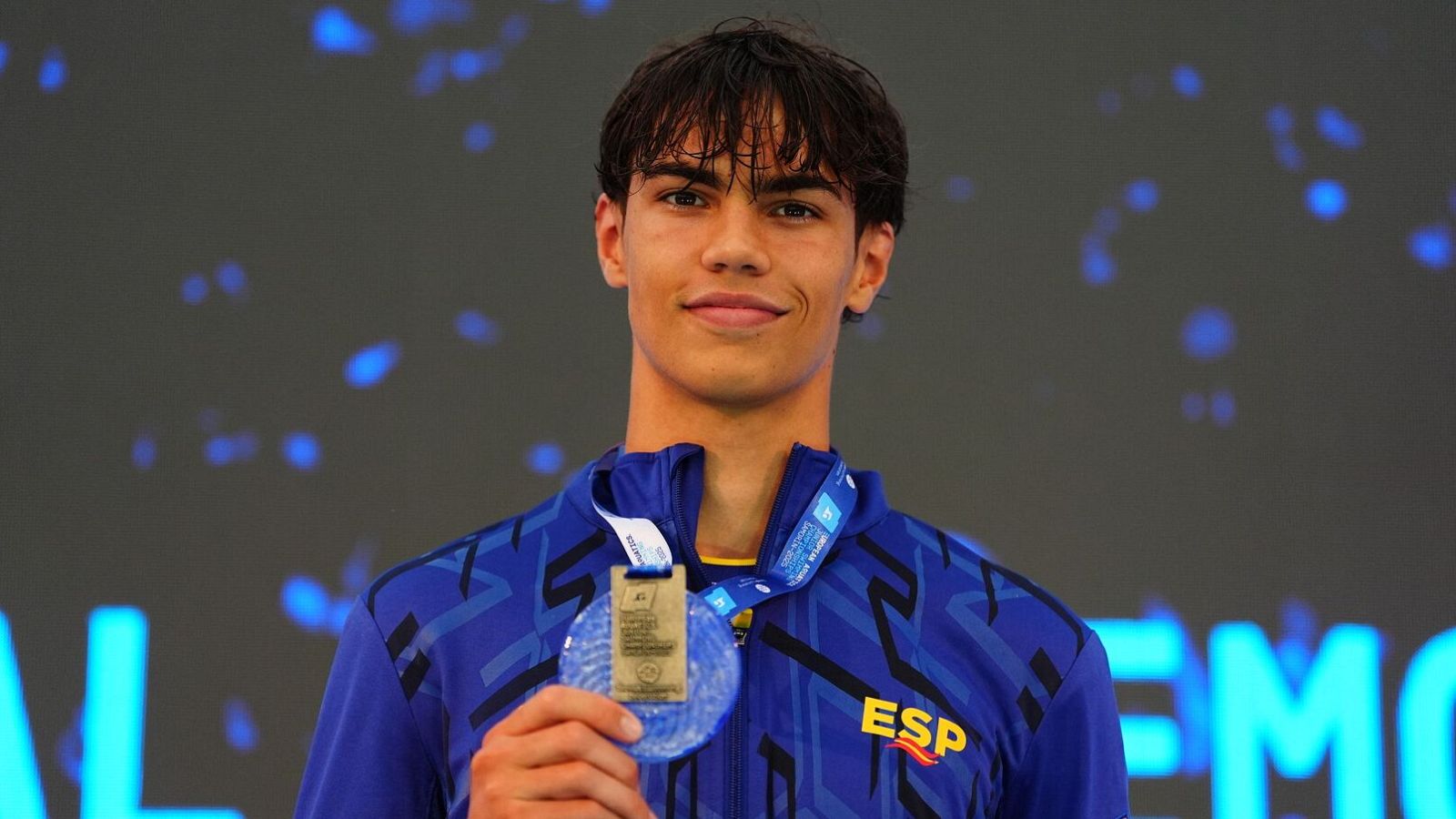 Luca Hoek muestra una medalla en el Europeo junior de Samorin