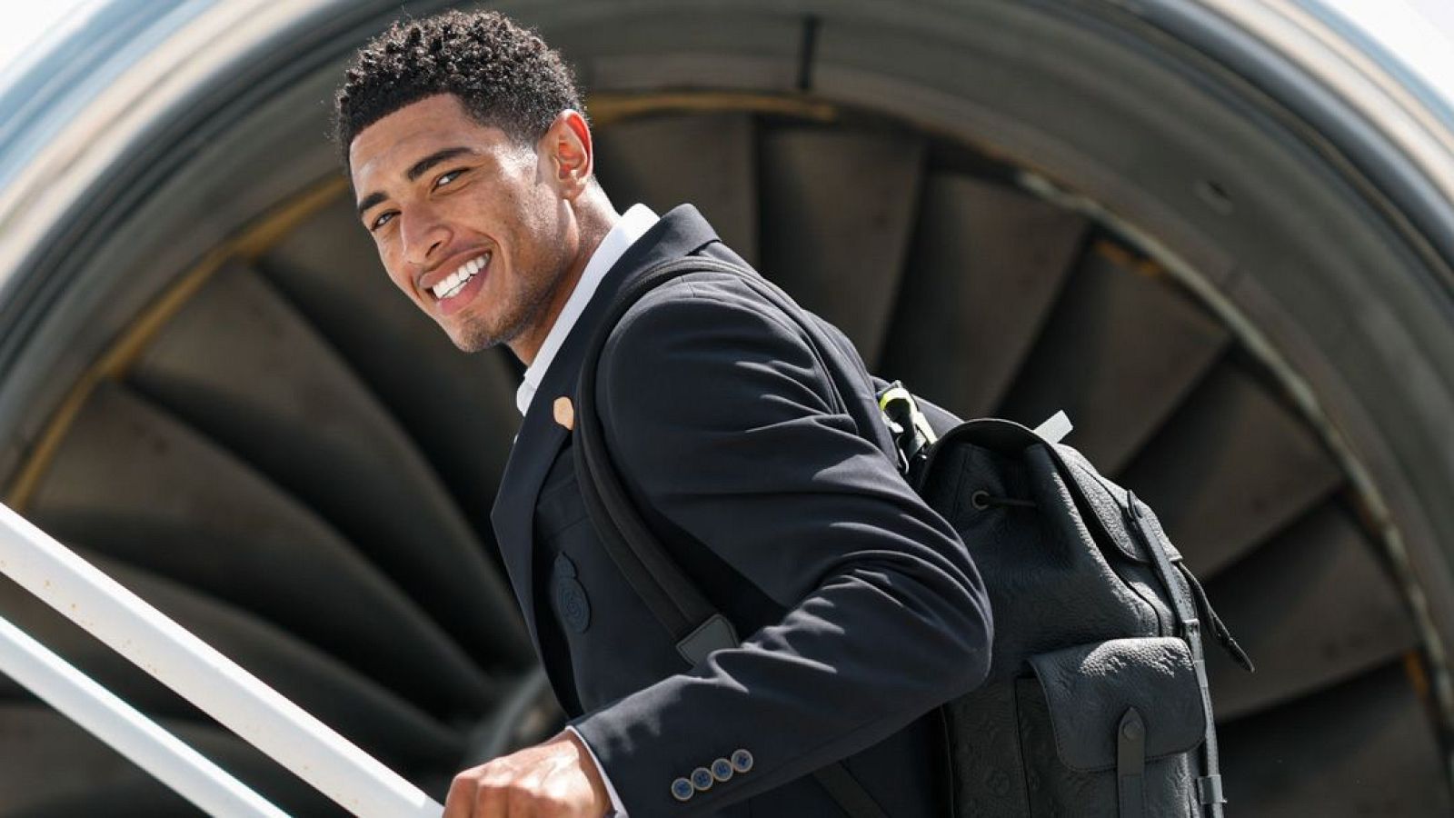 Bellingham subiendo al avión para viajar a la semifinal del Mundial de Clubes