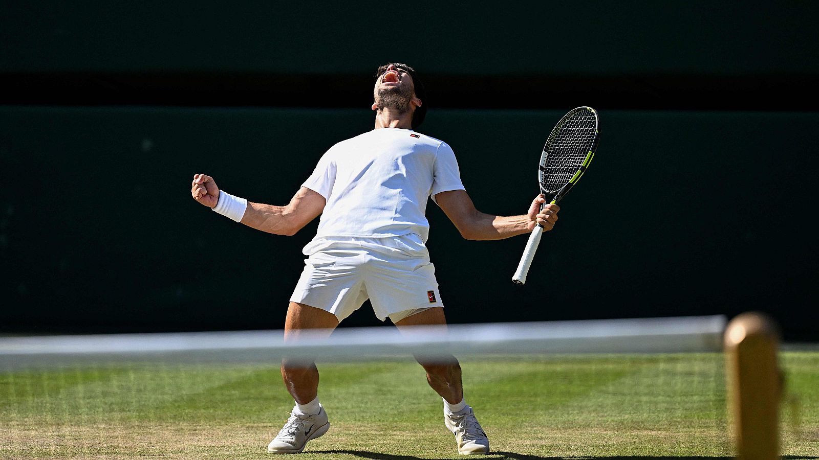 Alcaraz celebra su victoria sobre Fritz en la semifinal de Wimbledon