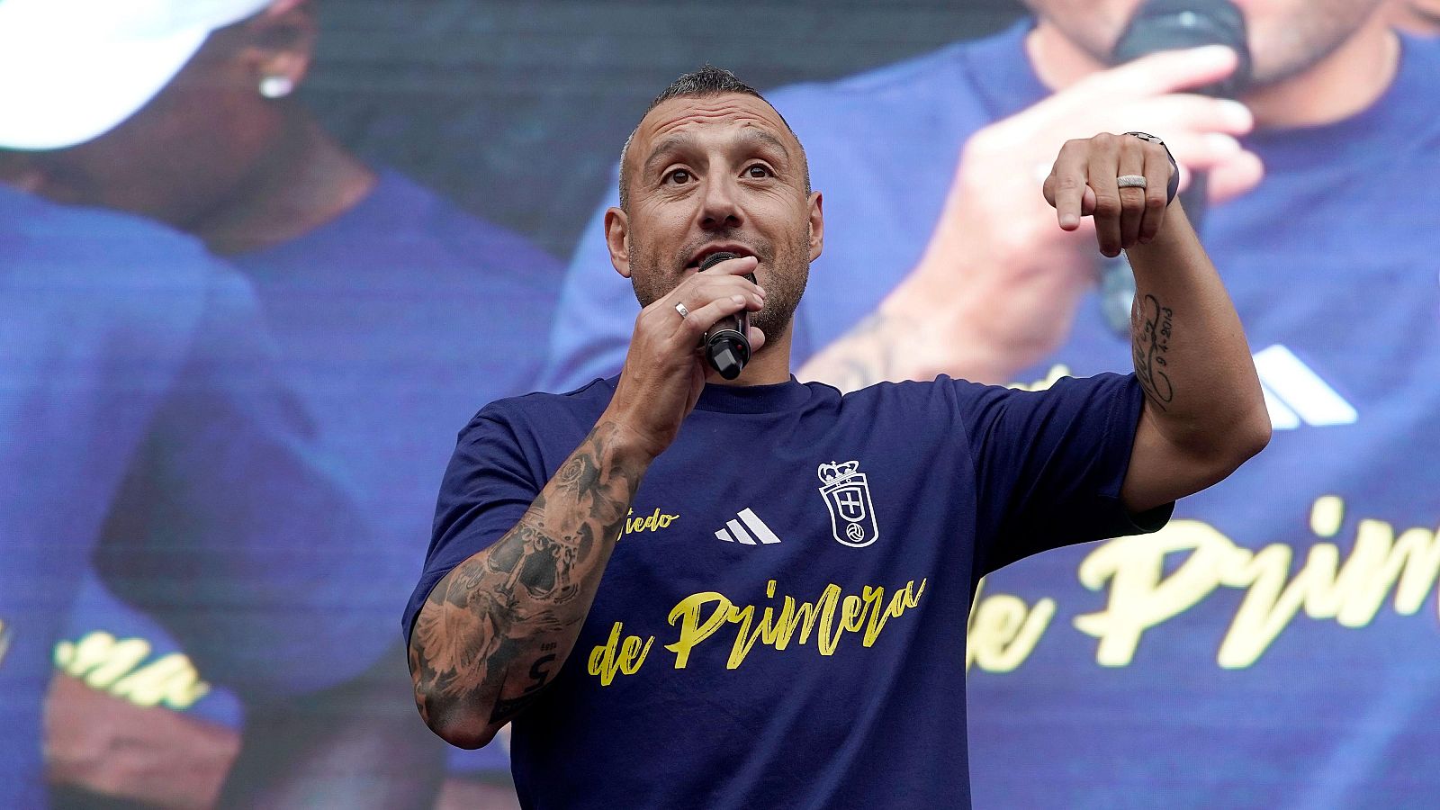 Santi Cazorla seguirá en el Oviedo en Primera División