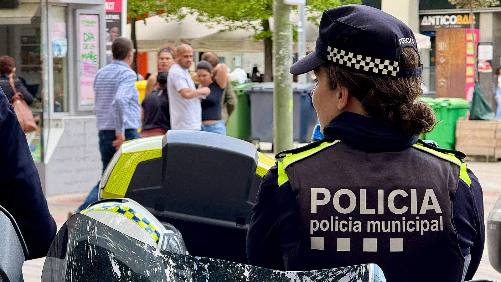 Una agent de la Policia Municipal de Terrassa a la Rambla per informar durant l'apagada. | ACN