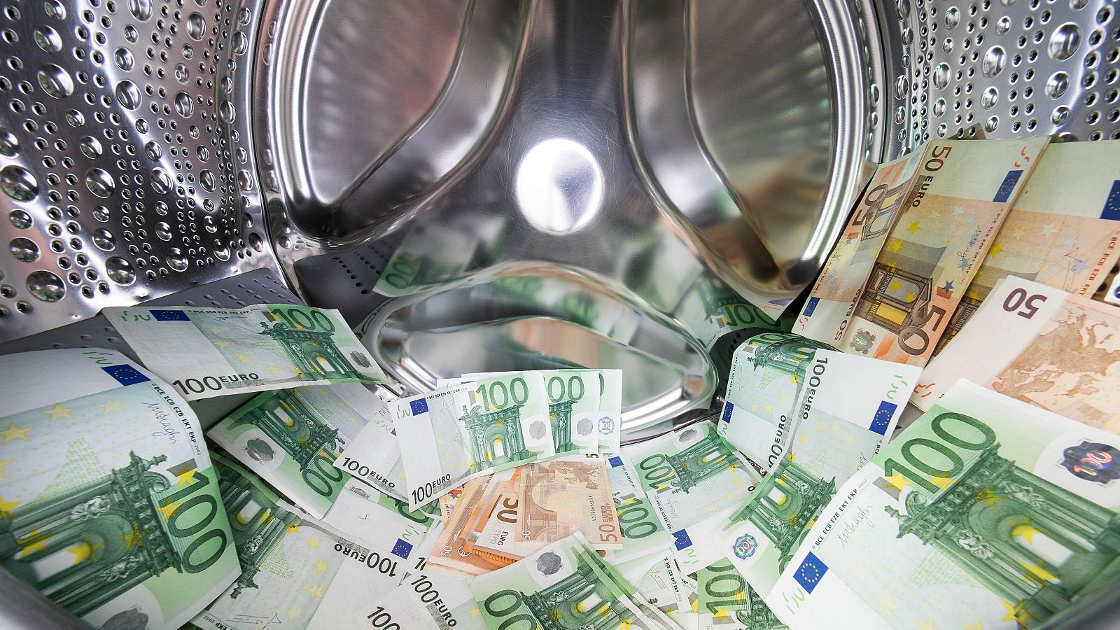 Varios billetes dentro de una lavadora