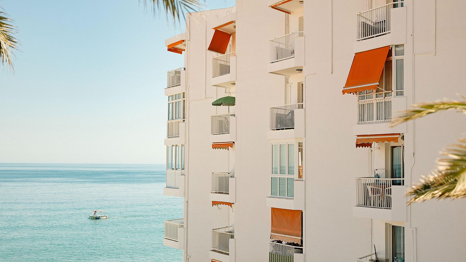 Un bloque de apartamentos con vistas al mar en Nerja, Málaga