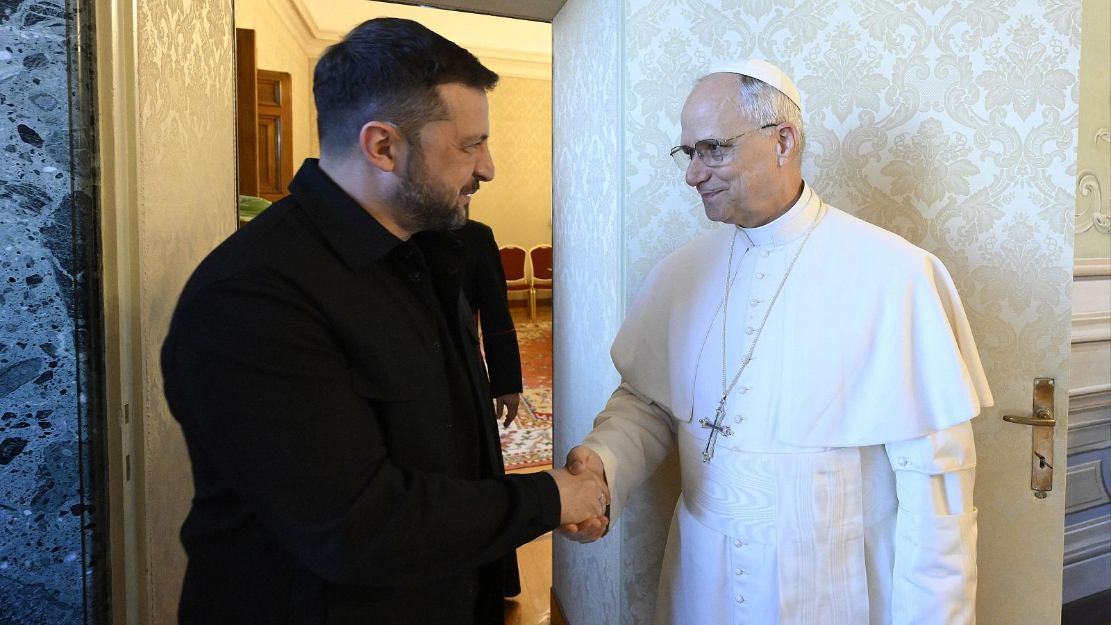 El papa León XIV se reúne con Zelenski e invita a Ucrania y a Moscú a negociar la paz en el Vaticano