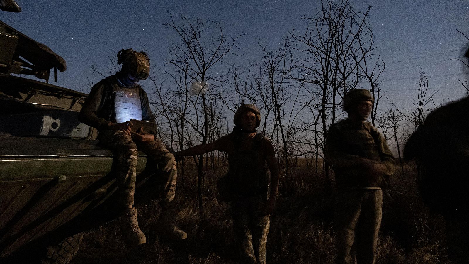 Operadores del sistema de defensa aérea ucraniano revisan en su tableta las amenazas rusas