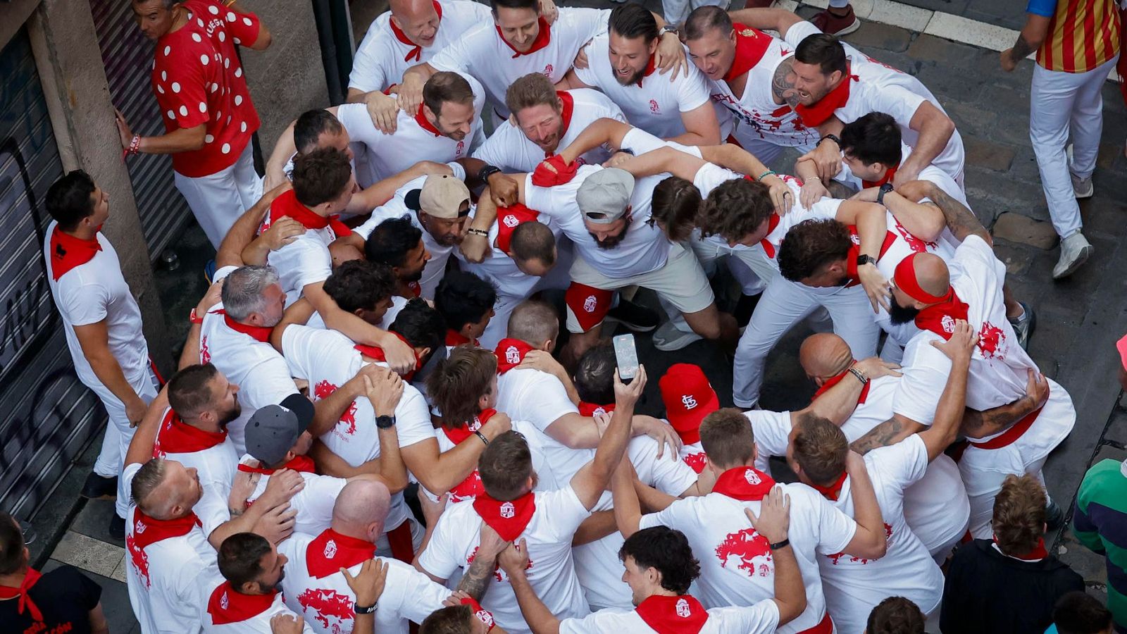 Fotografía aérea de una multitud en las fiestas de San Fermín