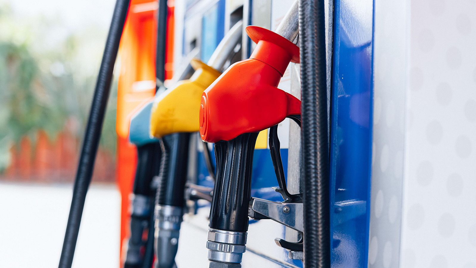 El precio de los carburantes rompe la racha alcista y desciende su coste un 0,6% esta semana